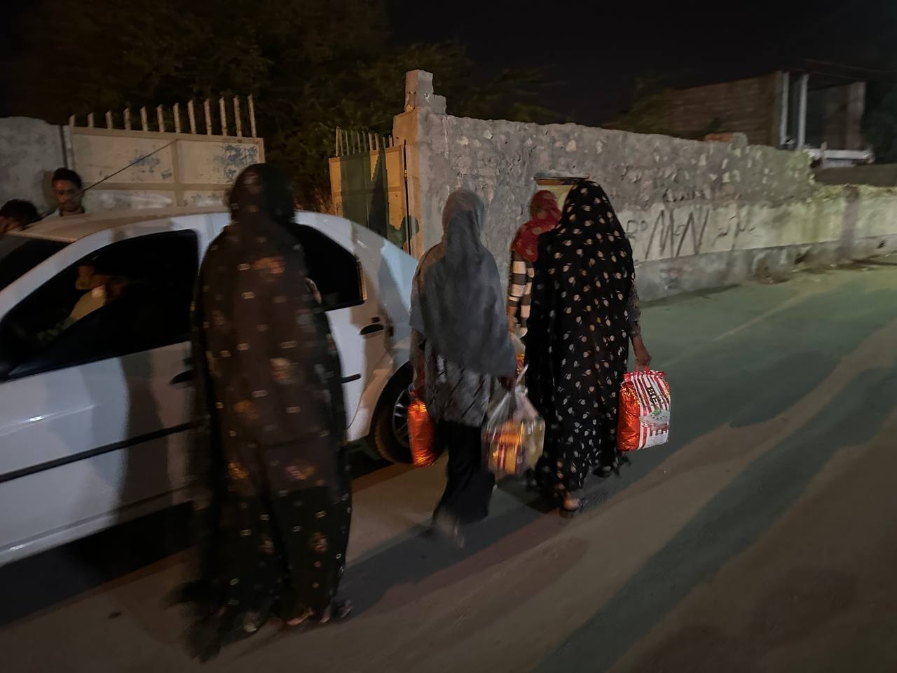 توزیع بستههای معیشتی در بین نیازمندان بستک