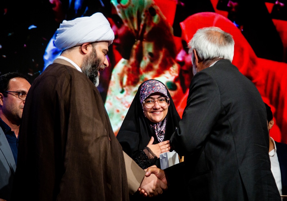 تقدیر از دختر ایران / حجتالاسلام قمی: همه باید مبلغ اسلام باشند تقدیر از دختر ایران / حجتالاسلام قمی: همه باید مبلغ اسلام باشند