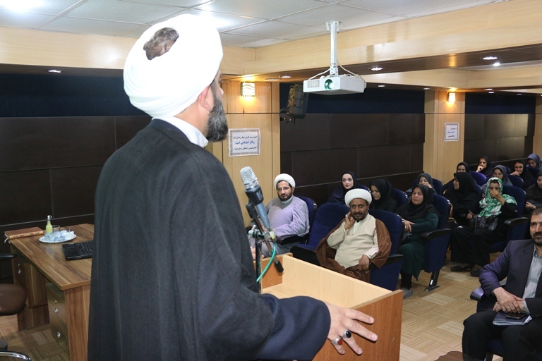 مهمترین مسئله خانواده جایگاهی است که باید در مدارس برای زن تعریف شود مهمترین مسئله خانواده جایگاهی است که باید در مدارس برای زن تعریف شود