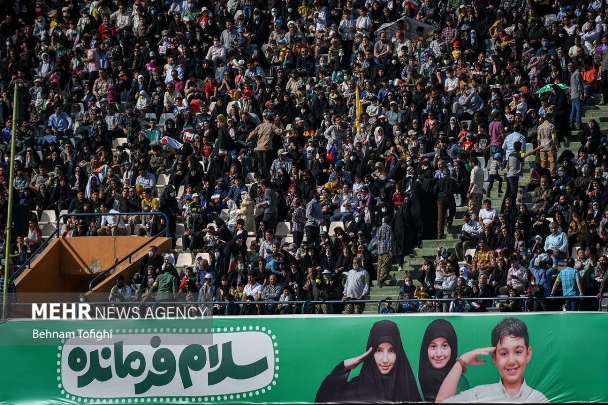 Interpretación masiva del himno “Salam Farmandeh” en el Estadio Azadi de Teherán