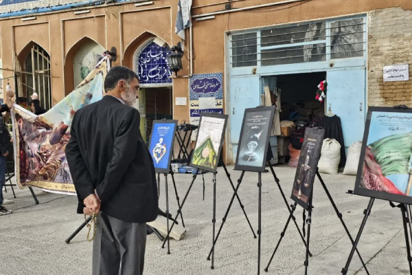 نمایشگاه خیابانی «زندگی با آیه ها» در شهرکرد