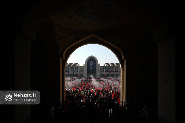 اقامه نماز بر پیکر رهبر شهید ایران