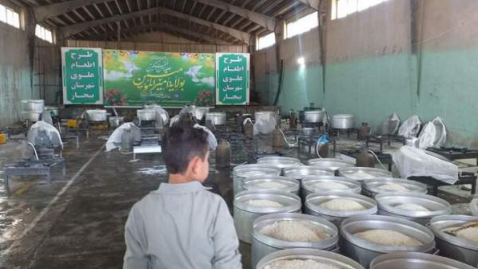 طبخ ۱۱۰ دیگ نذری علوی در فلارد