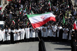 کنش‌گری بانوان استان در سنگر خیابان؛ از دوخت پرچم تا برپایی مواکب